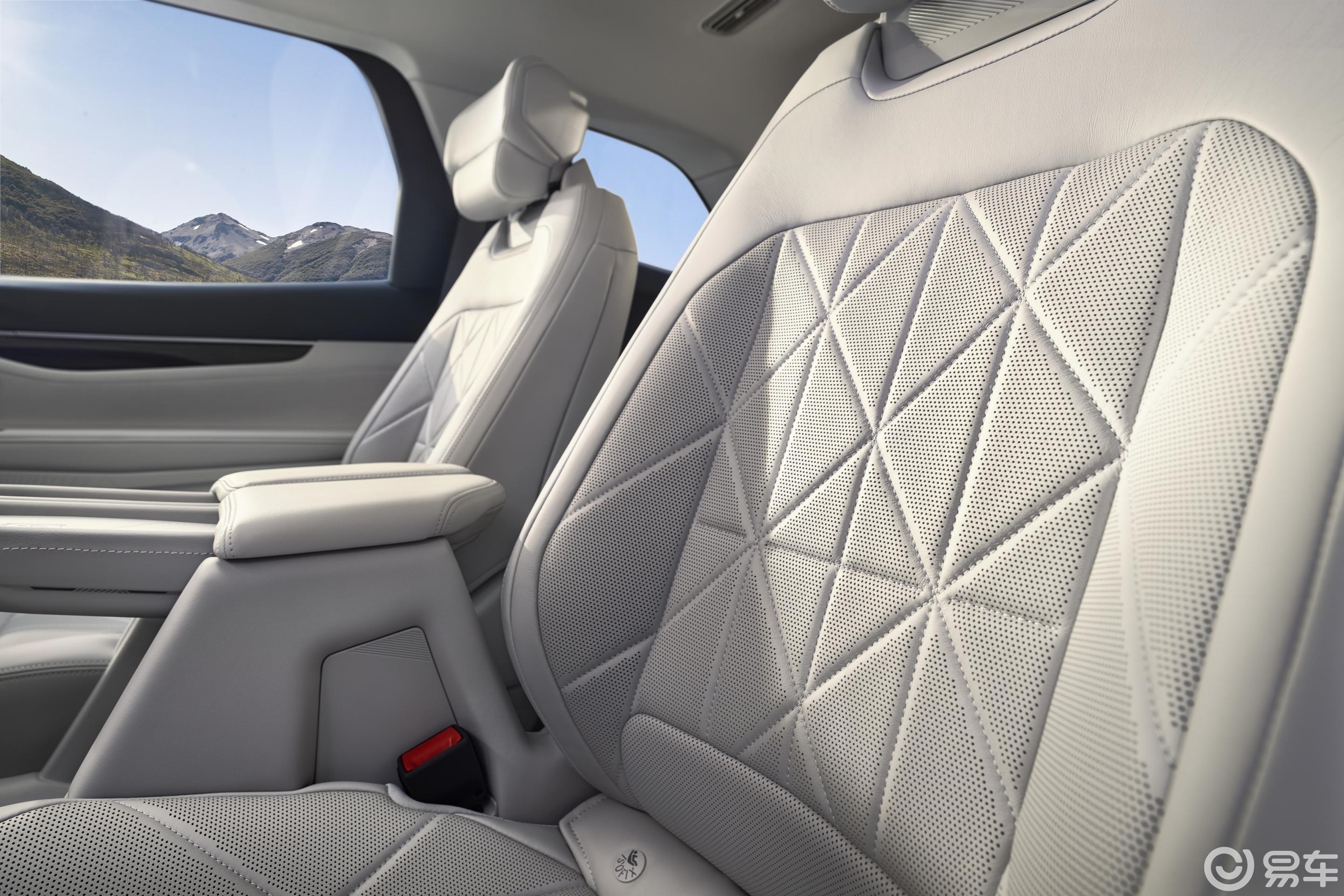 26款福特锐界L西宁车展亮相指导价22.98万加配不加价