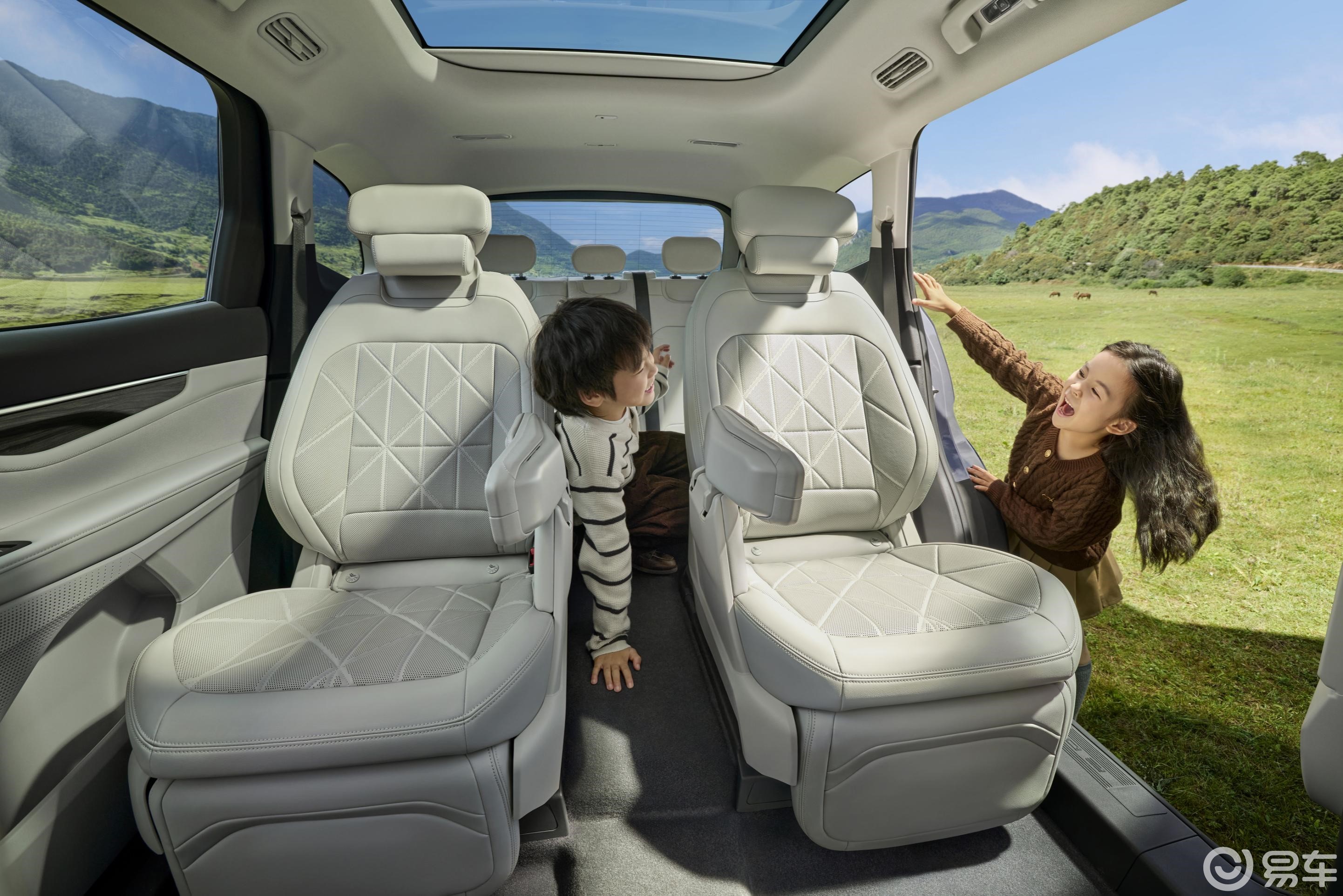 26款福特锐界L西宁车展亮相指导价22.98万加配不加价