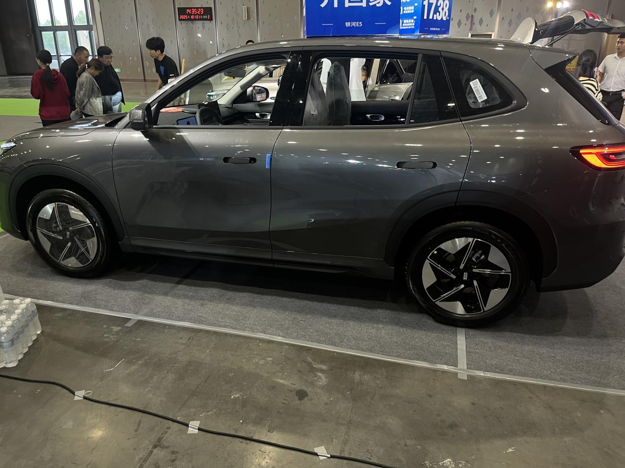 探店零跑B10、银河E5,10万级谁更适合家用?