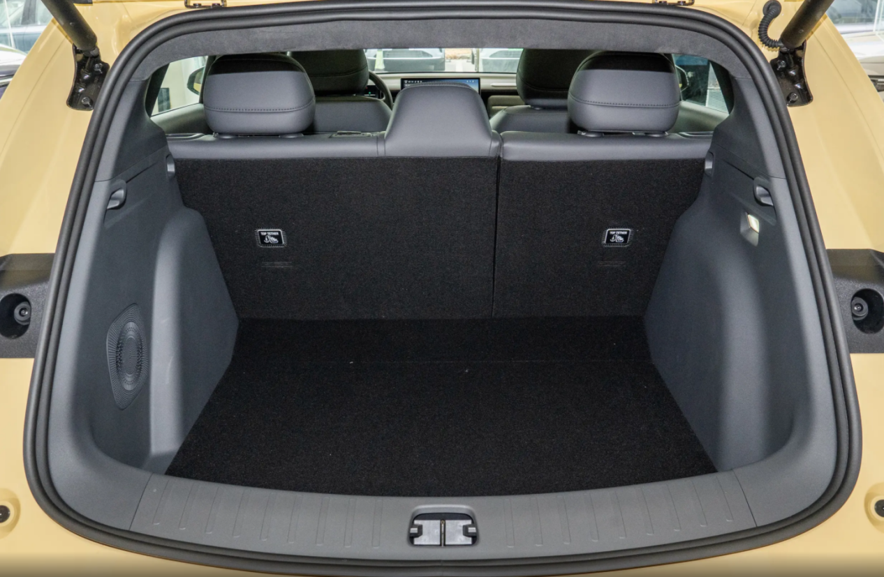 抢先体验零跑新品,定位两厢纯电“钢炮”?配无框车门