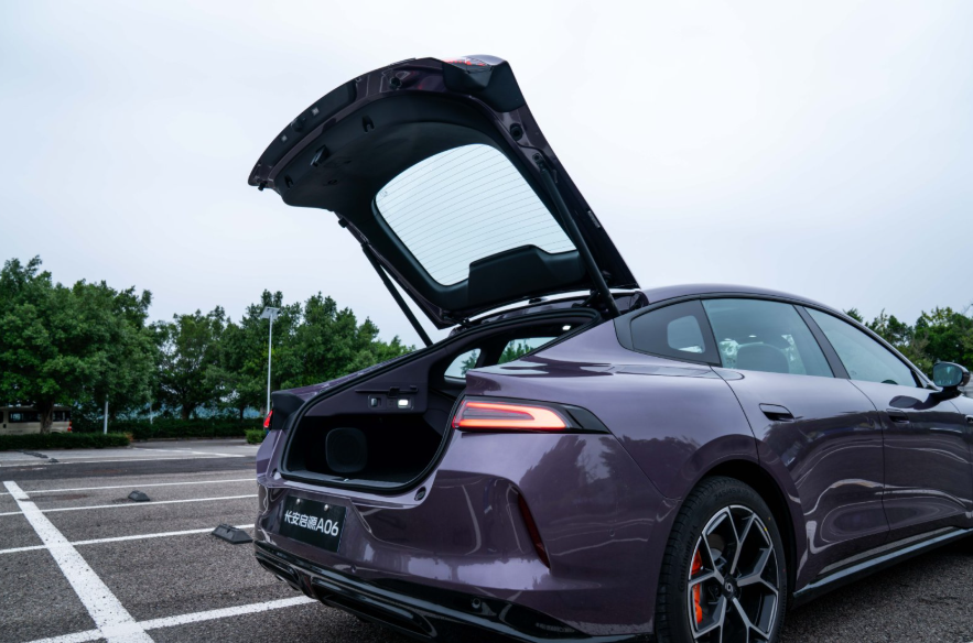 小鹏MONA M03迎来劲敌?长安启源A06,快充9分钟