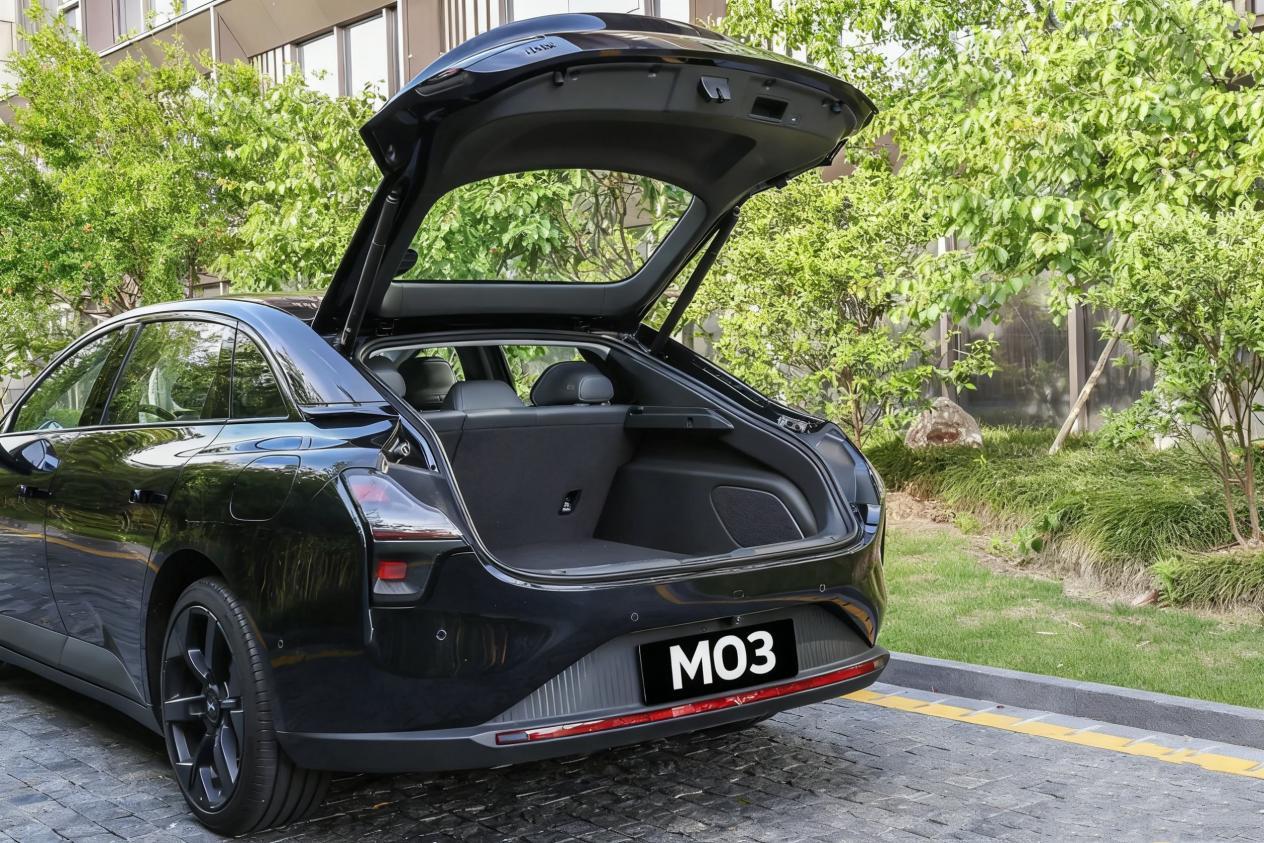 小鹏MONA M03迎来劲敌?长安启源A06,快充9分钟