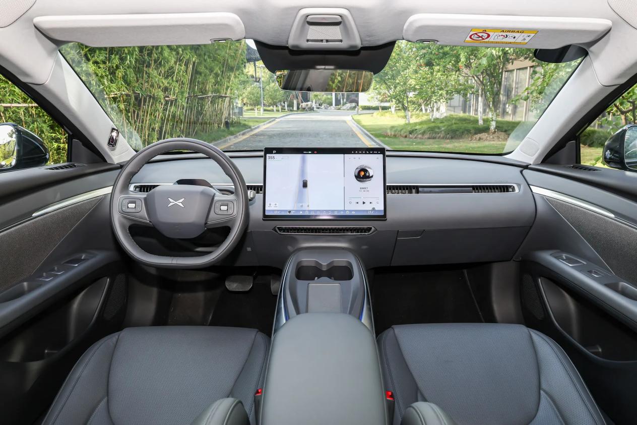 小鹏MONA M03迎来劲敌?长安启源A06,快充9分钟