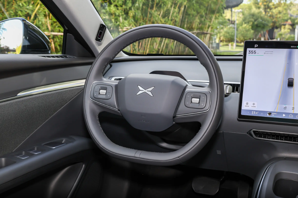 小鹏MONA M03迎来劲敌?长安启源A06,快充9分钟