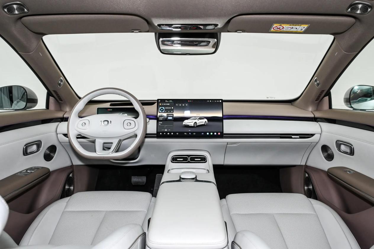 小鹏MONA M03迎来劲敌?长安启源A06,快充9分钟