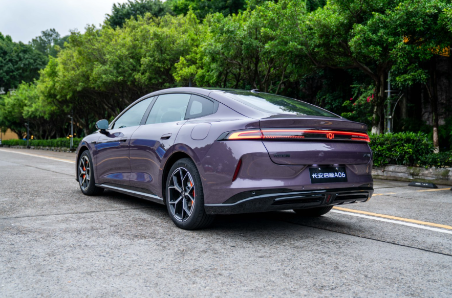 小鹏MONA M03迎来劲敌?长安启源A06,快充9分钟