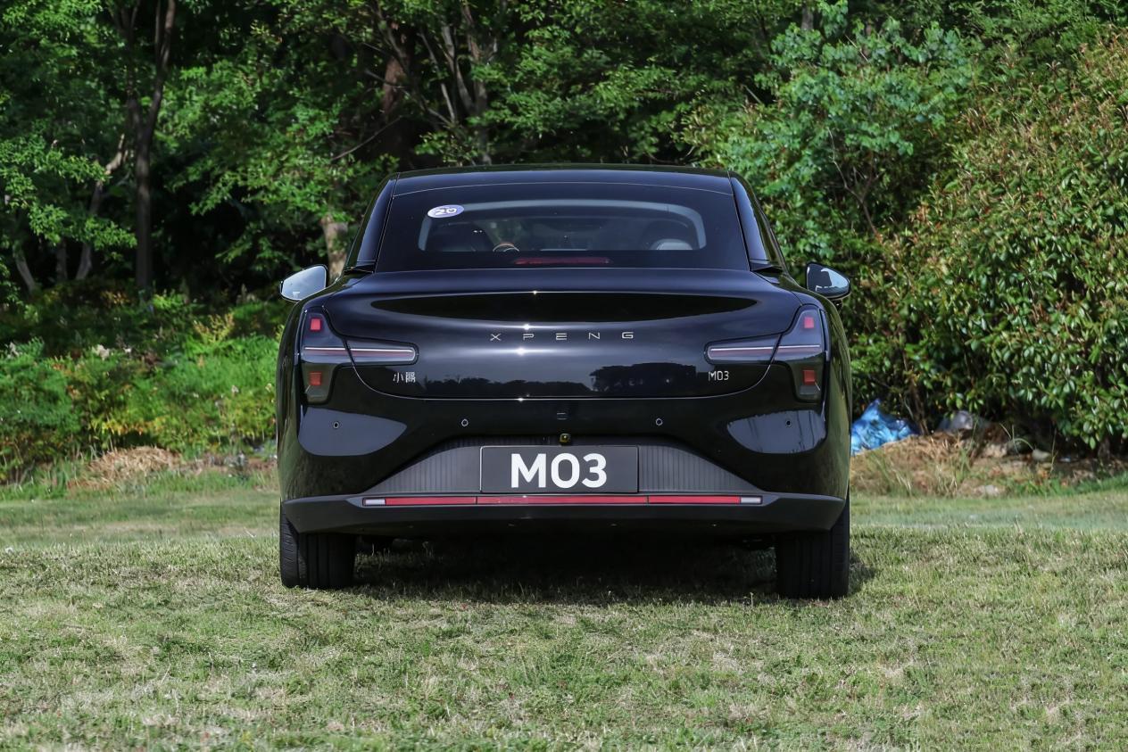 小鹏MONA M03迎来劲敌?长安启源A06,快充9分钟