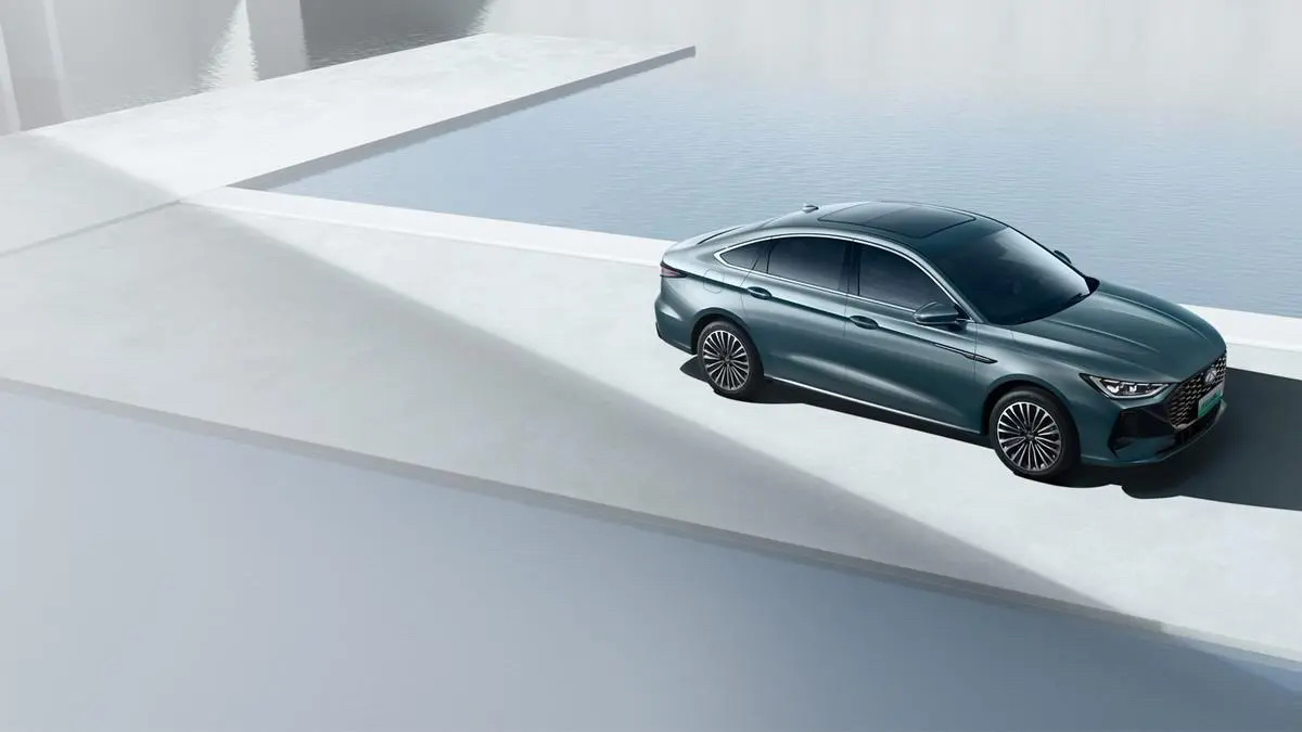 十万级混动双雄风云A8L vs秦L“亦善驰骋 亦有锋芒”