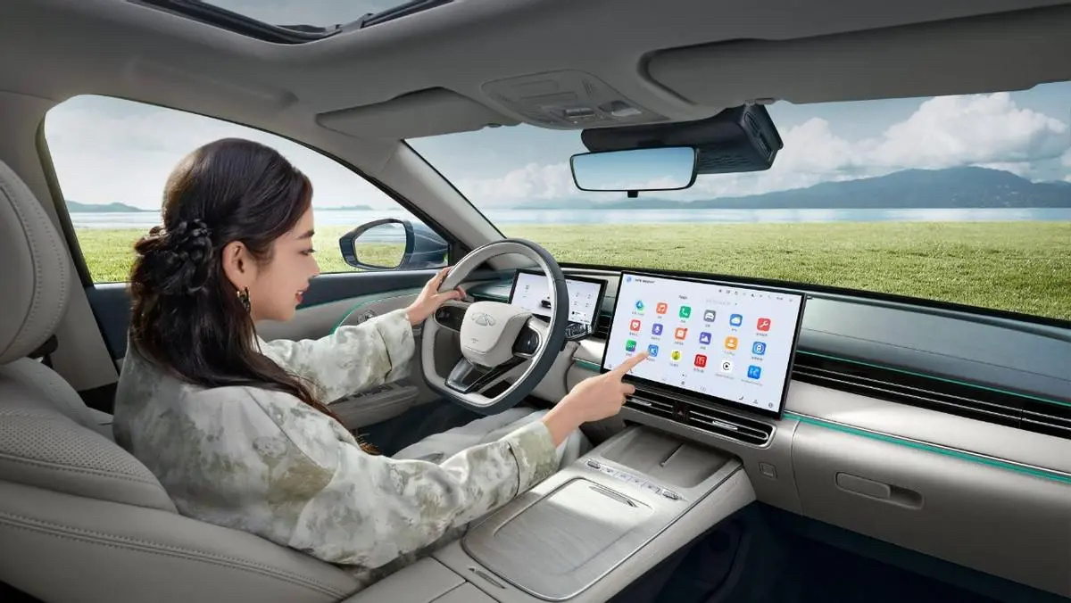 十万级混动双雄风云A8L vs秦L“亦善驰骋 亦有锋芒”